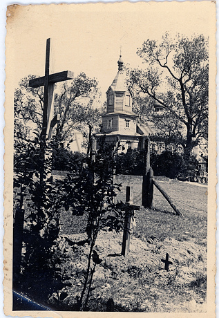 Gräber vor einer Kirche