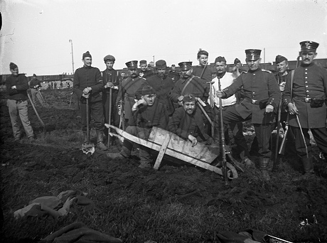 Landsturmmänner bewachen Kriegsgefangene