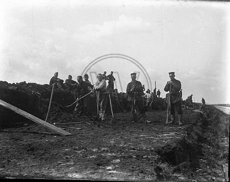 Landsturmmänner bewachen Kriegsgefangene