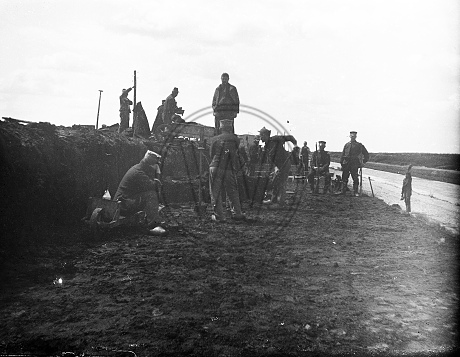 Landsturmmänner bewachen Kriegsgefangene
