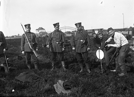 Landsturmmänner bewachen Kriegsgefangene