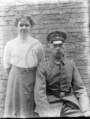 Frau und Mann, Mann in miltärischer Uniform
