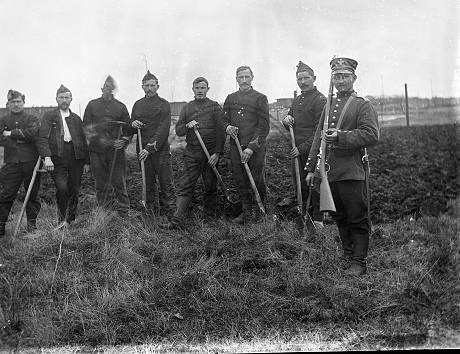 Landsturmmänner bewachen Kriegsgefangene