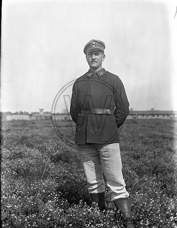 Soldat vor Kriegsgefangenenlager