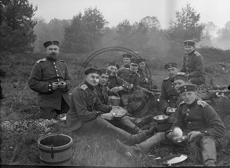 Soldaten des Feldartillerie-Regiments 62 mit Essgeschirr